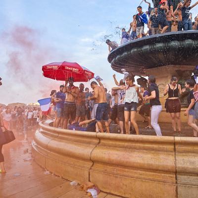 la fête à Bordeaux après la victoire des Bleus